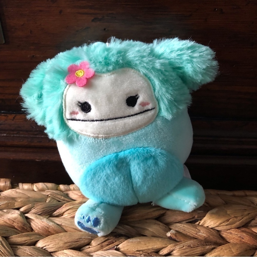 Squishmallows: Joelle the teal yeti bag clip 3”